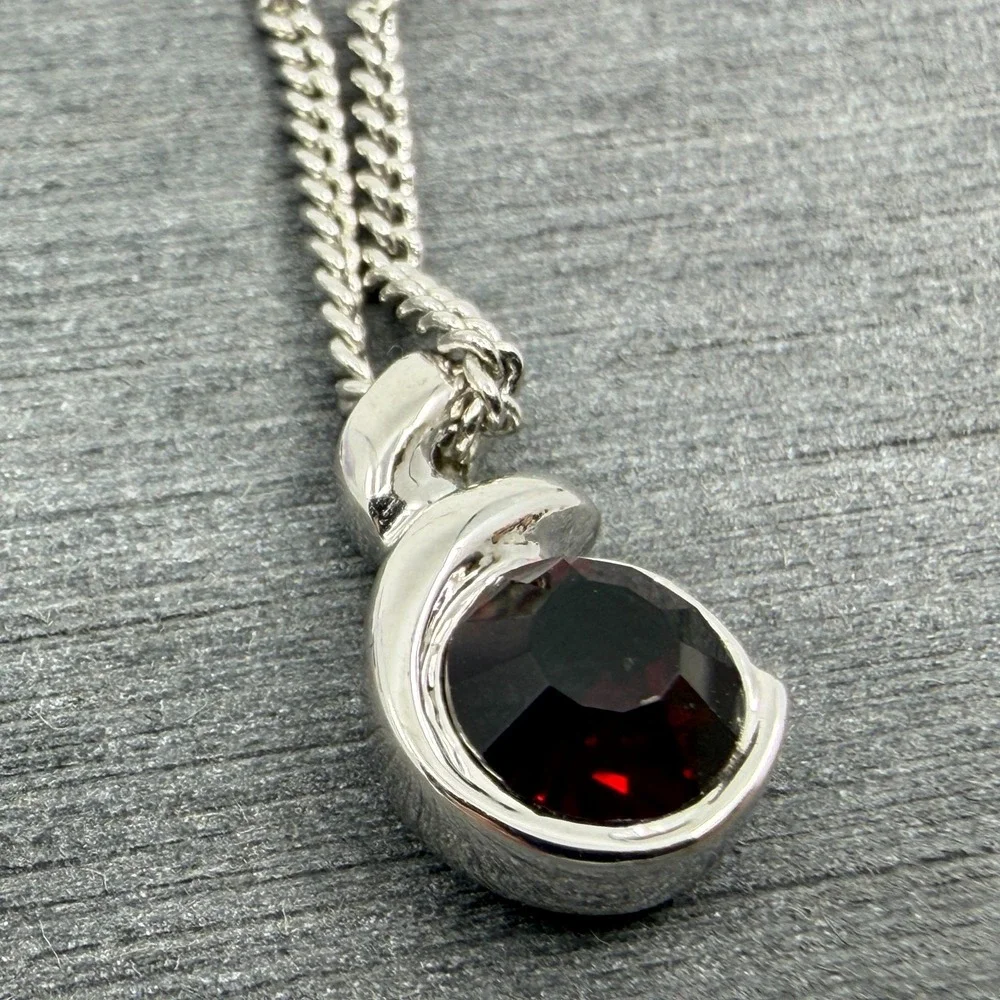 Elegant Deep Red Crystal Silver-Tone Pendant Necklace Minimalist Daily Accessory
